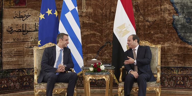 Ankara ile ilişkileri zayıflayan Kahire bu dönemde Yunanistan ile Akdeniz'de farklı ortaklıklara imza atmıştı.